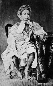 Kambodžan tai siamilainen kuningatar eurooppalaisessa mekossa, noin 1860-luku